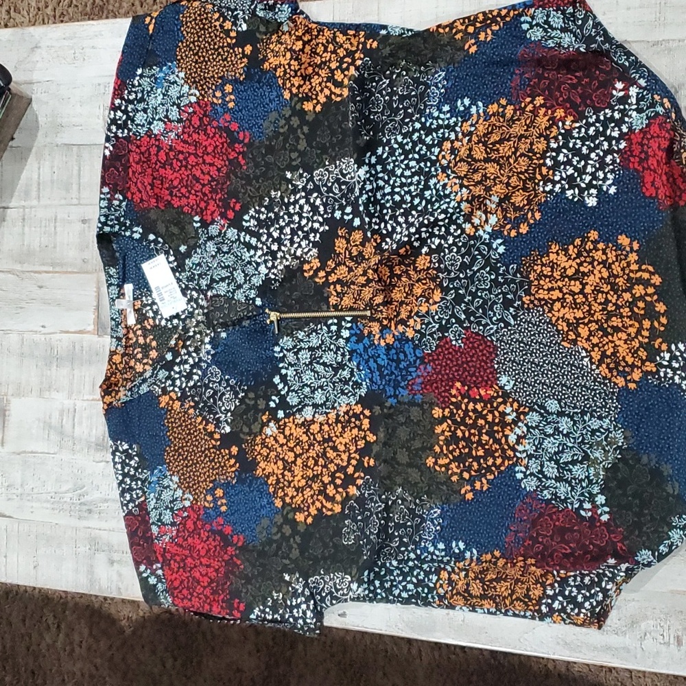 Maurices floral print shirt sleeve zipper top. Size Xl. New with tags